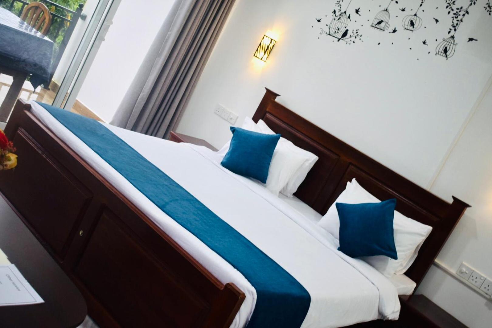 Relax Inn Ела Екстериор снимка