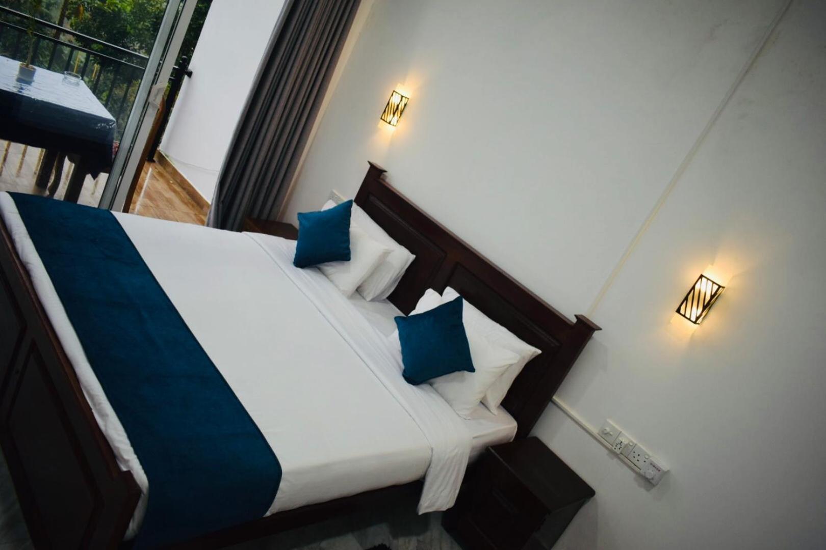 Relax Inn Ела Екстериор снимка