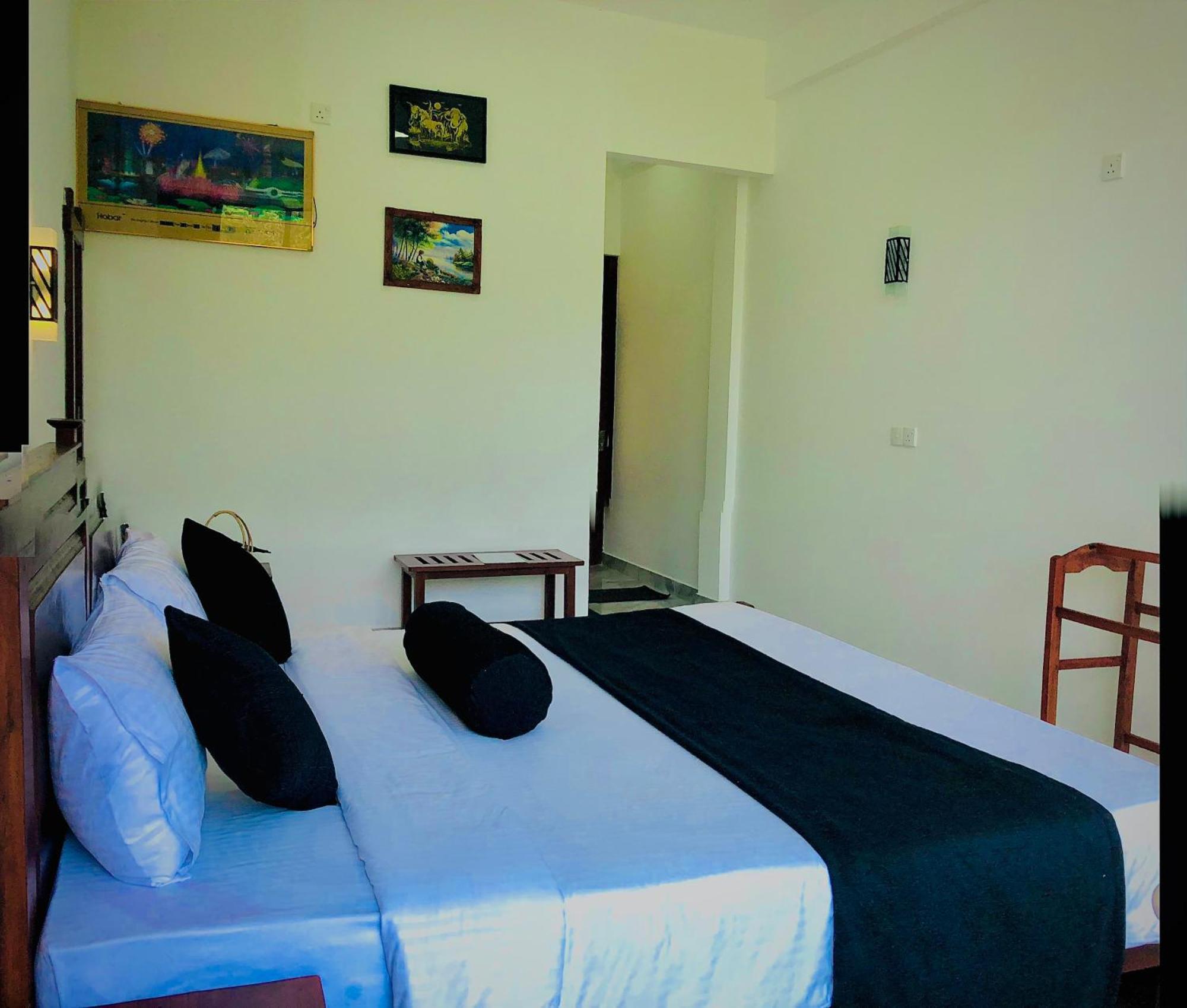 Relax Inn Ела Екстериор снимка